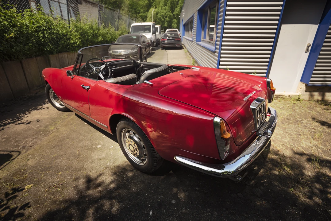 1966 Alfa Romeo 2600 - Image 10 of 31