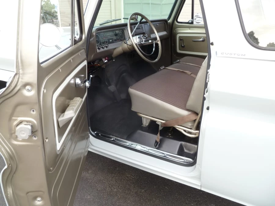 1966 Chevrolet Suburban 5th Gen - Image 3 of 10