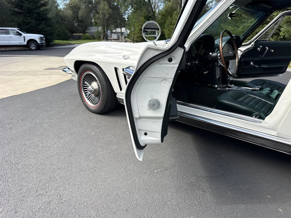 1966 Chevrolet Corvette C2 - Image 25 of 31