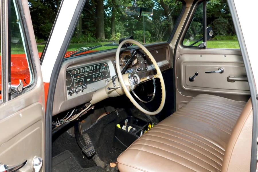 1966 Chevrolet Suburban 5th Gen - Image 4 of 12
