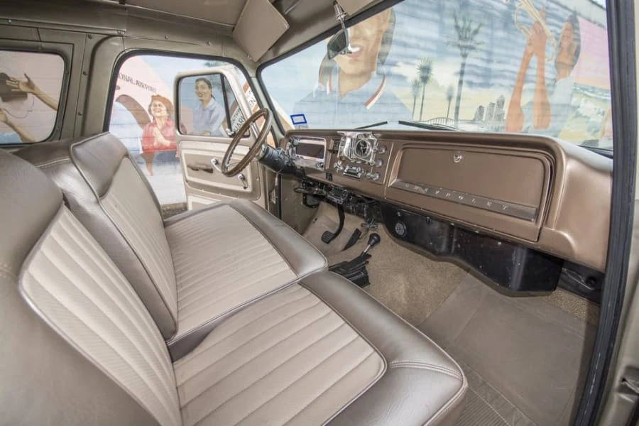 1966 Chevrolet Suburban 5th Gen - Image 5 of 12