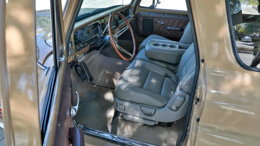 1966 Chevrolet Suburban 5th Gen - Image 4 of 20