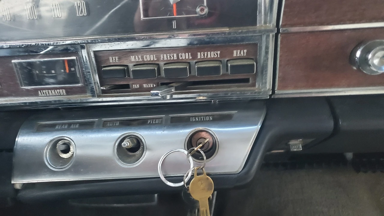 1966 Chrysler Imperial 2nd Gen - Image 23 of 31