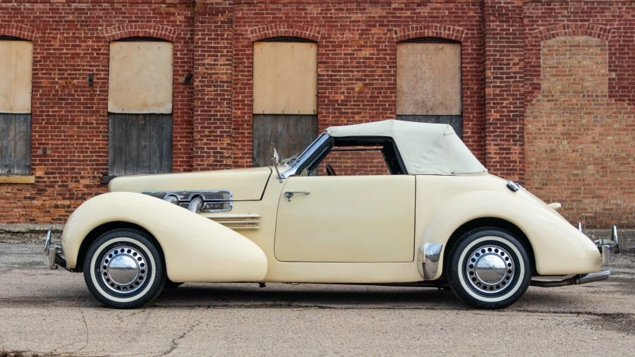 1966 Cord 810 & 812 - Image 2 of 14