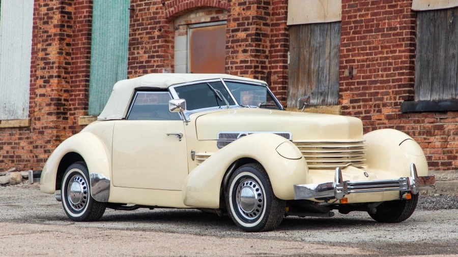 1966 Cord 810 & 812 - Image 14 of 14