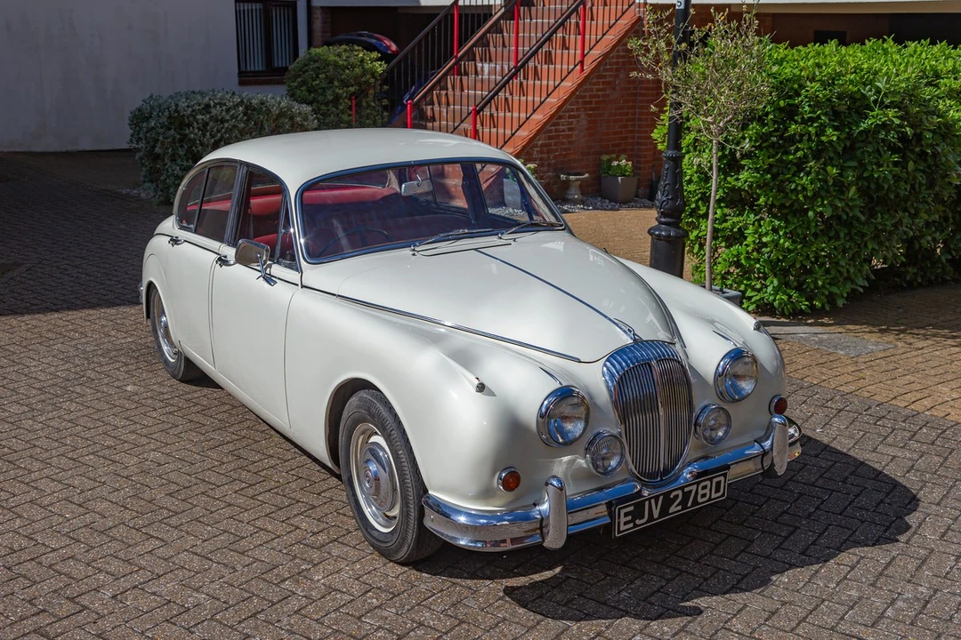 1966 Daimler - Image 9 of 30