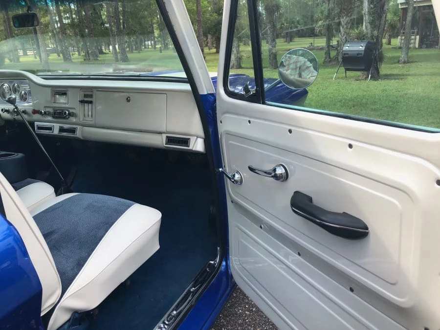 1966 GMC Suburban 5th Gen - Image 5 of 12