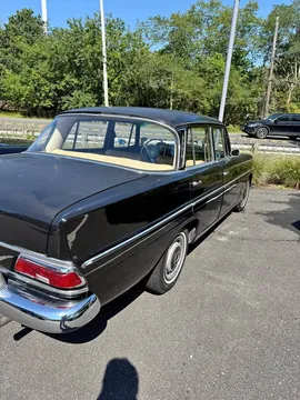 1966 Mercedes-Benz 200 Sedan