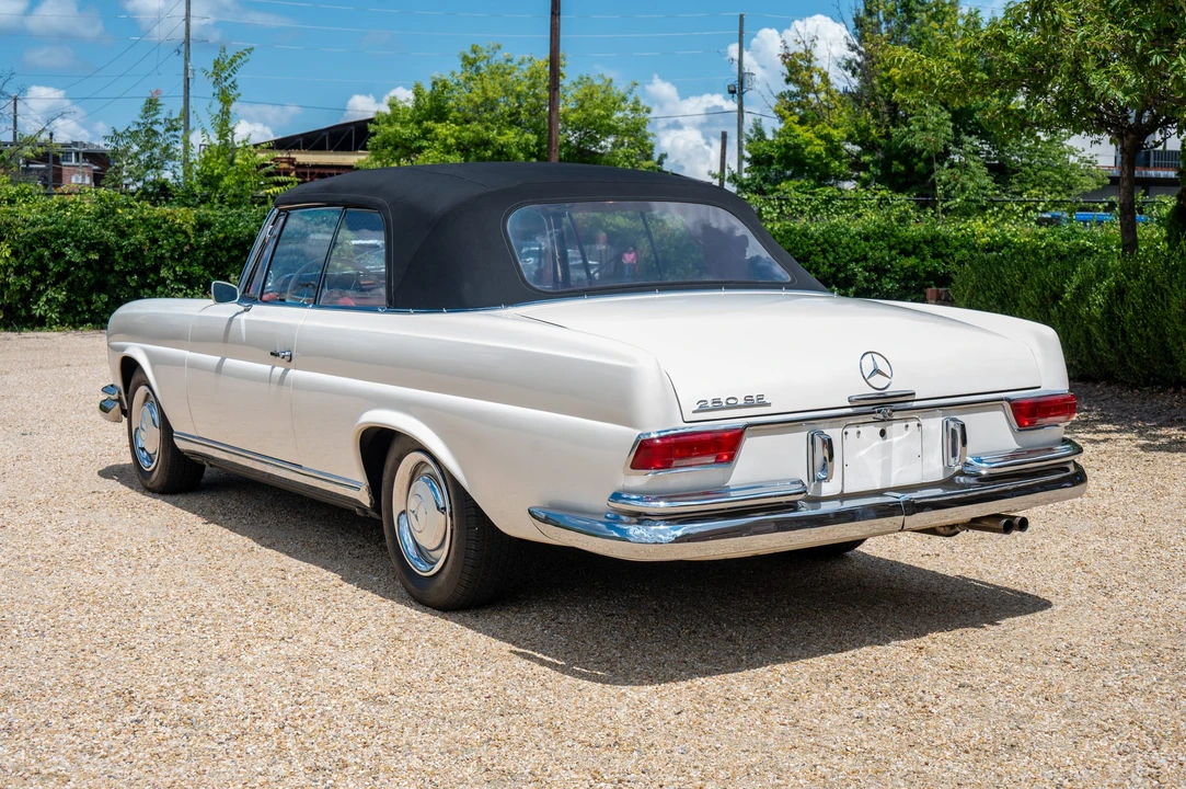1966 Mercedes-Benz W111 Cabriolet - Image 13 of 31
