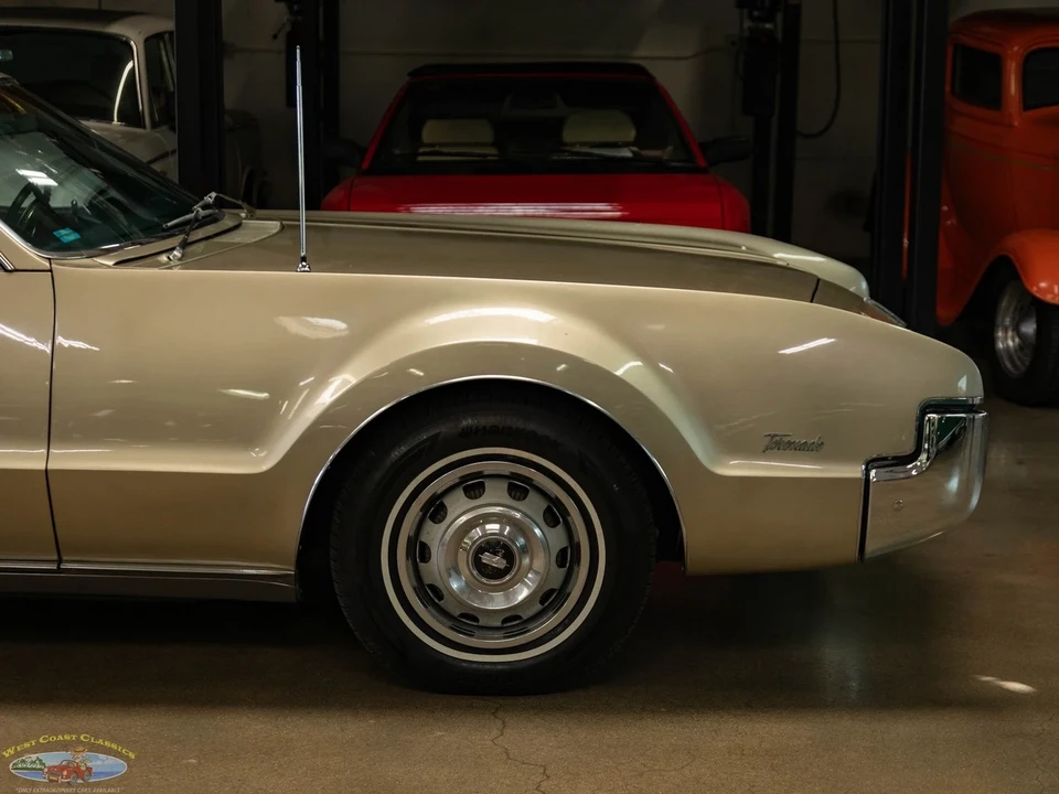 1966 Oldsmobile Toronado - Image 4 of 21