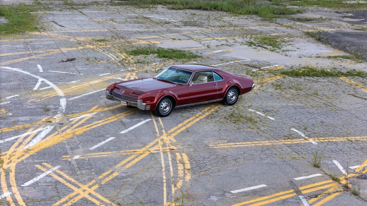 1966 Oldsmobile Toronado - Image 9 of 31