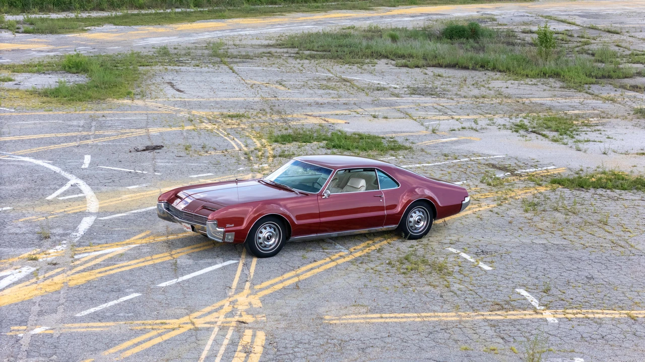 1966 Oldsmobile Toronado - Image 10 of 31