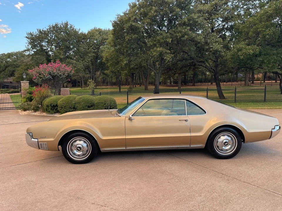 1966 Oldsmobile Toronado - Image 4 of 24