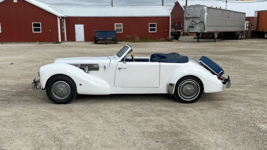 1966 Cord 810 & 812 - Image 2 of 18