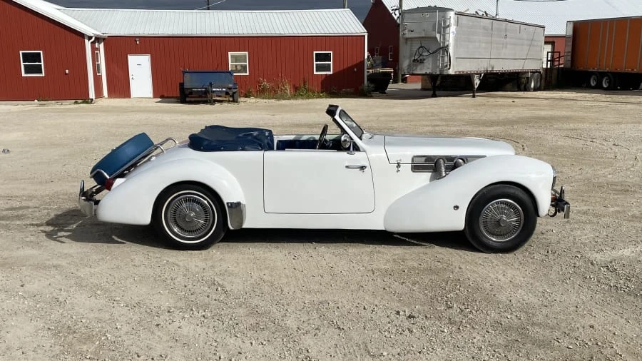 1966 Cord 810 & 812 - Image 16 of 18