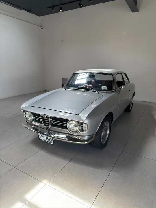 1967 Alfa Romeo - Image 25 of 31