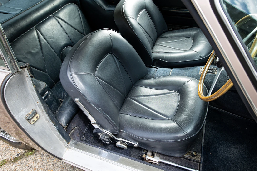 1967 Aston Martin DB6 Vantage - Image 25 of 31