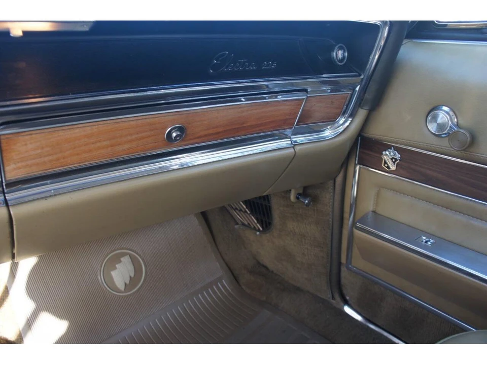 1967 Buick Electra - Image 14 of 31