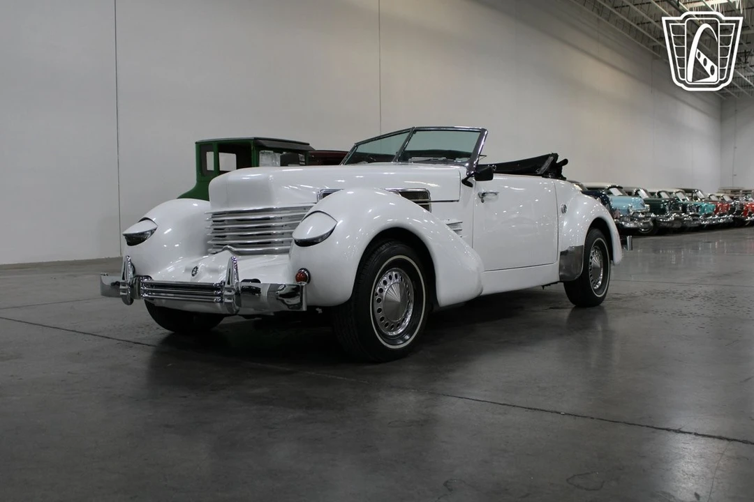 1967 Cord 810 & 812 - Image 24 of 31