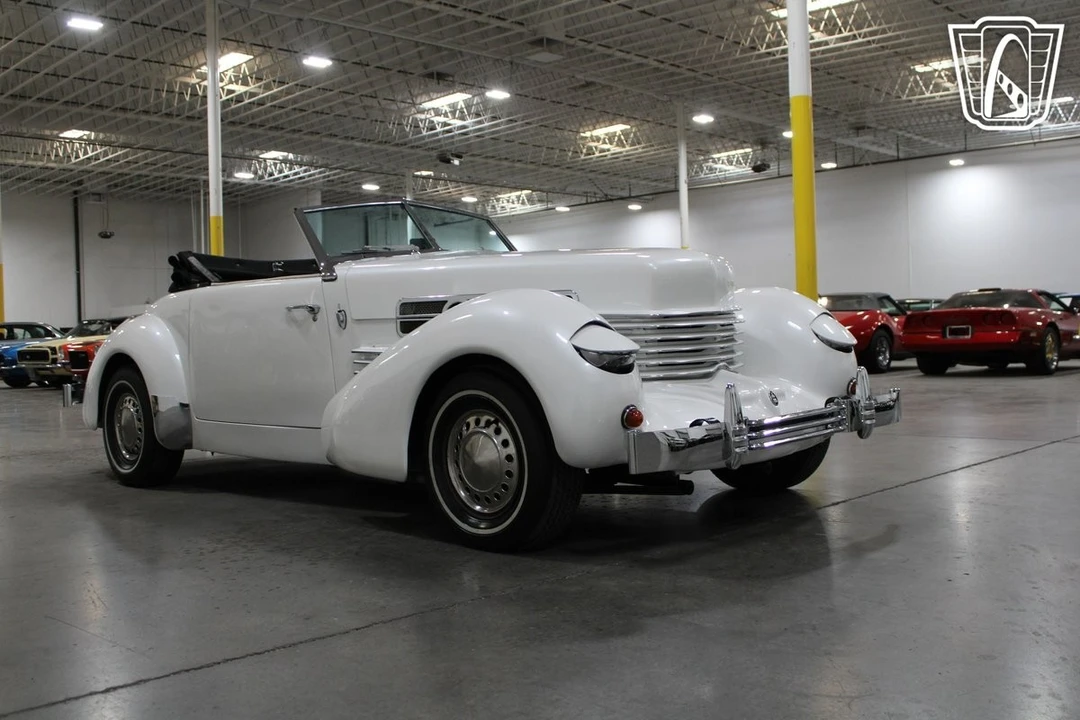1967 Cord 810 & 812 - Image 30 of 31