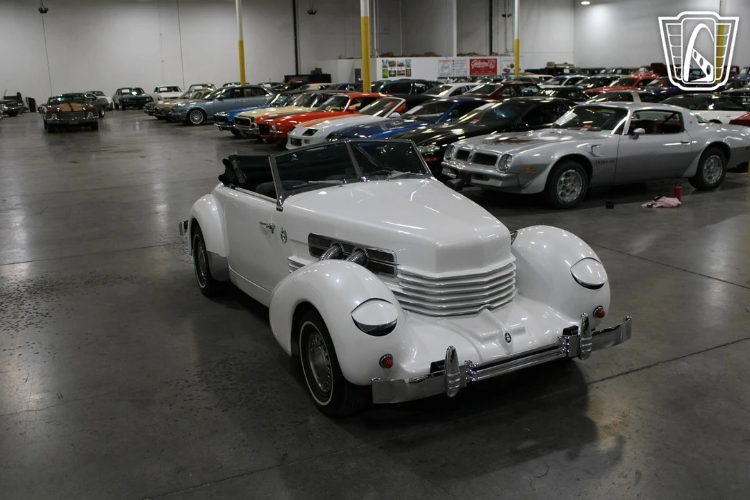 1967 Cord 810 & 812 - Image 14 of 31