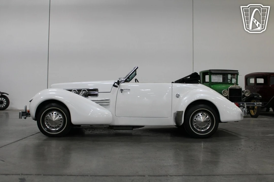 1967 Cord 810 & 812 - Image 25 of 31