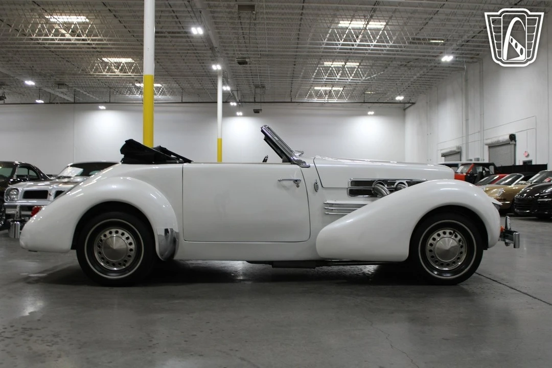 1967 Cord 810 & 812 - Image 29 of 31