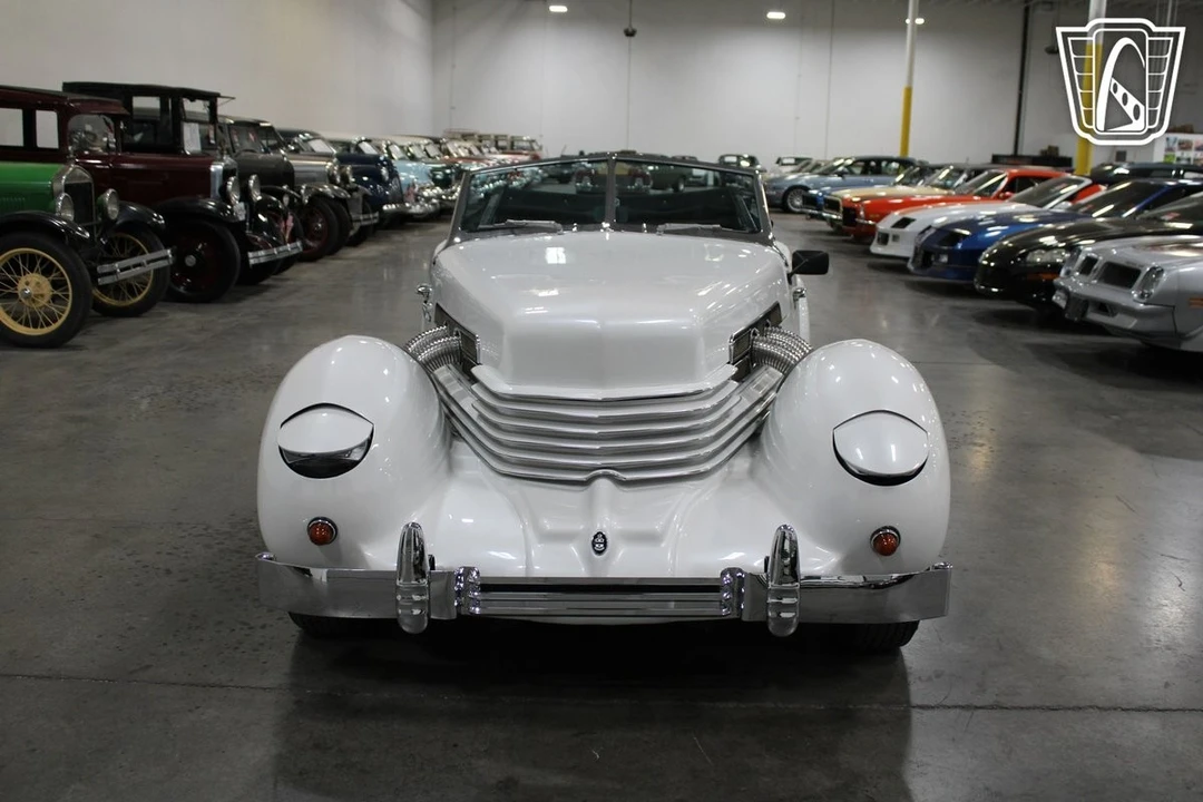 1967 Cord 810 & 812 - Image 15 of 31