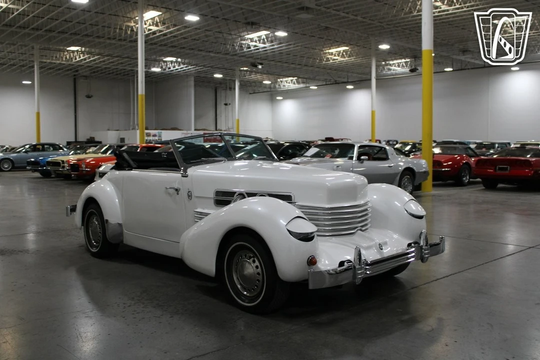 1967 Cord 810 & 812 - Image 22 of 31