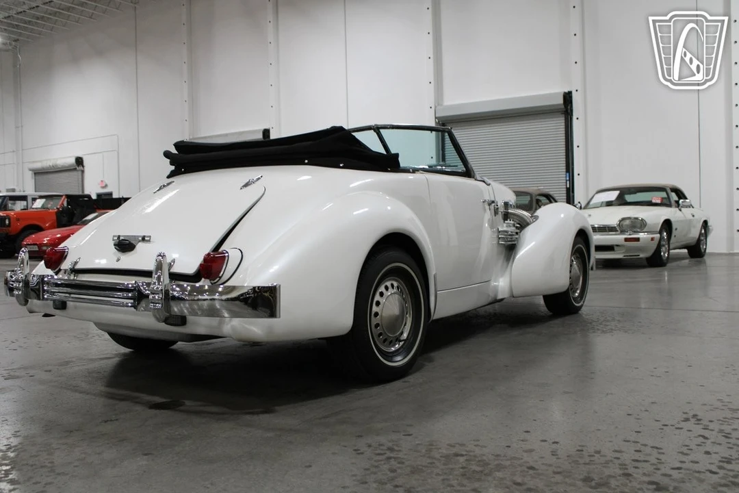 1967 Cord 810 & 812 - Image 28 of 31