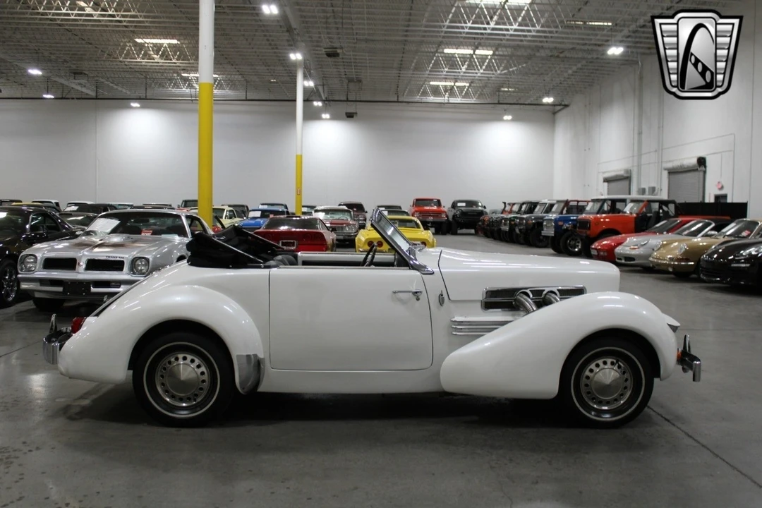 1967 Cord 810 & 812 - Image 7 of 12