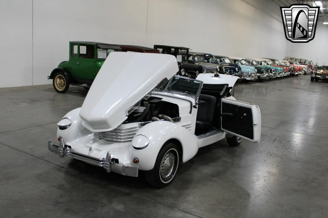 1967 Cord 810 & 812 - Image 8 of 12