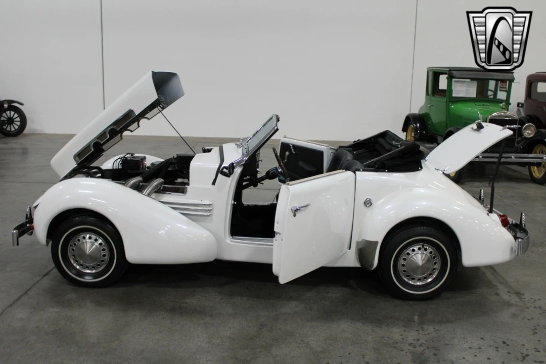 1967 Cord 810 & 812 - Image 9 of 12