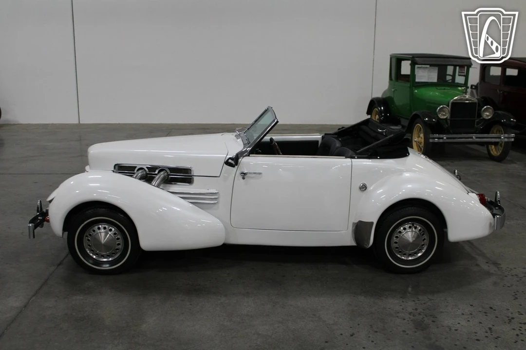 1967 Cord 810 & 812 - Image 9 of 21