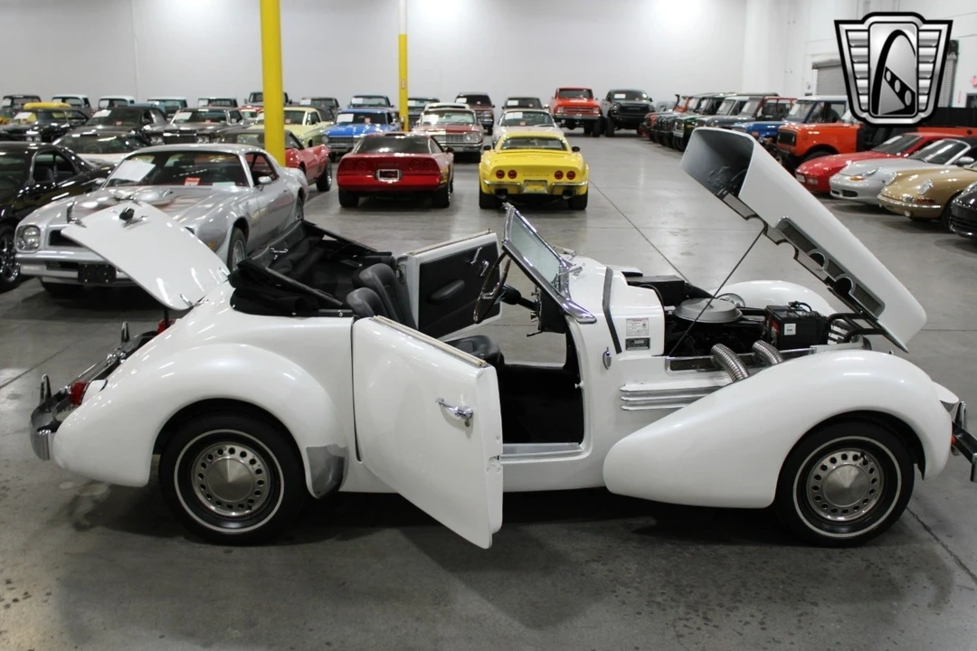 1967 Cord 810 & 812 - Image 11 of 12