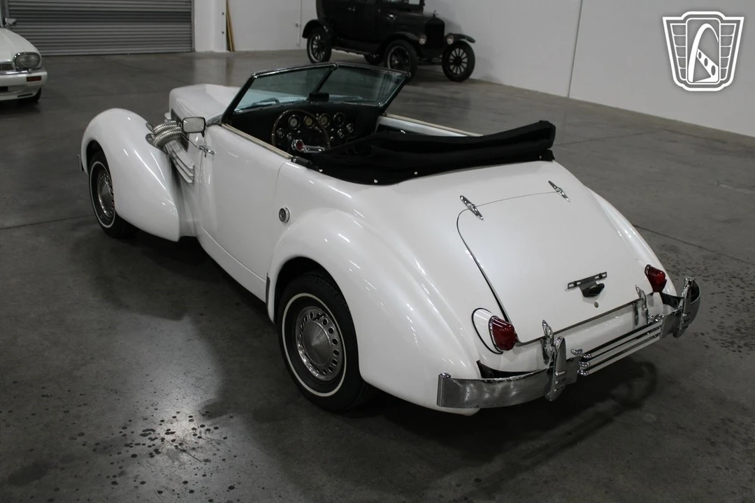 1967 Cord 810 & 812 - Image 10 of 21
