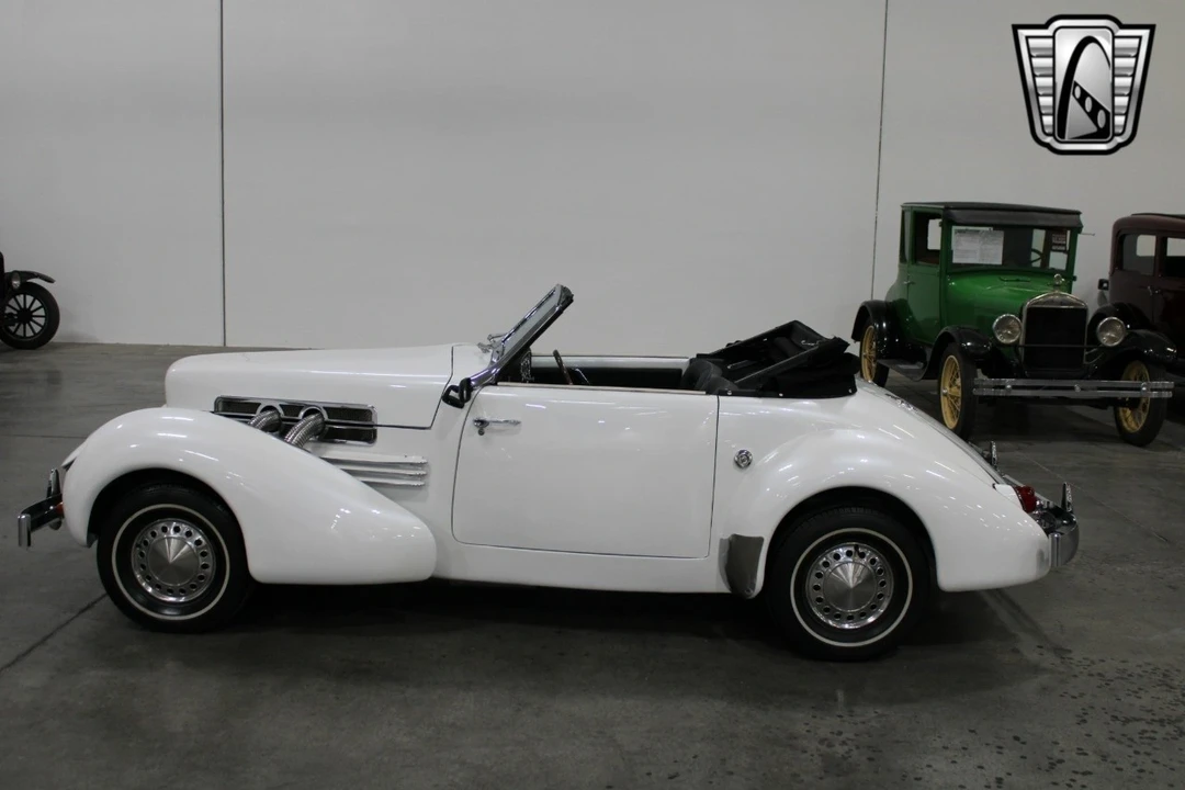 1967 Cord 810 & 812 - Image 4 of 12