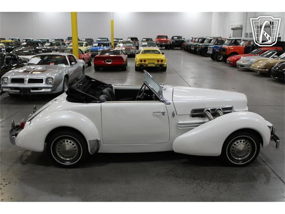 1967 Cord 810 & 812 - Image 11 of 31