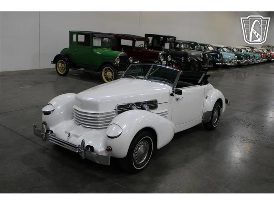 1967 Cord 810 & 812 - Image 6 of 31