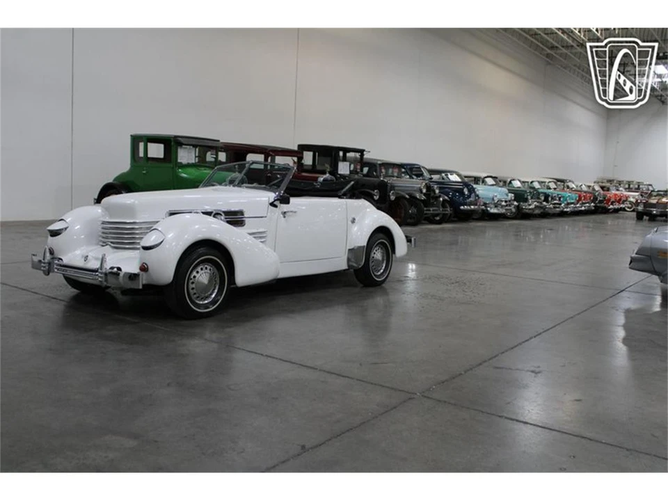 1967 Cord 810 & 812 - Image 2 of 31