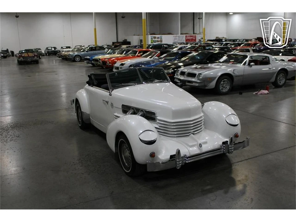 1967 Cord 810 & 812 - Image 12 of 31