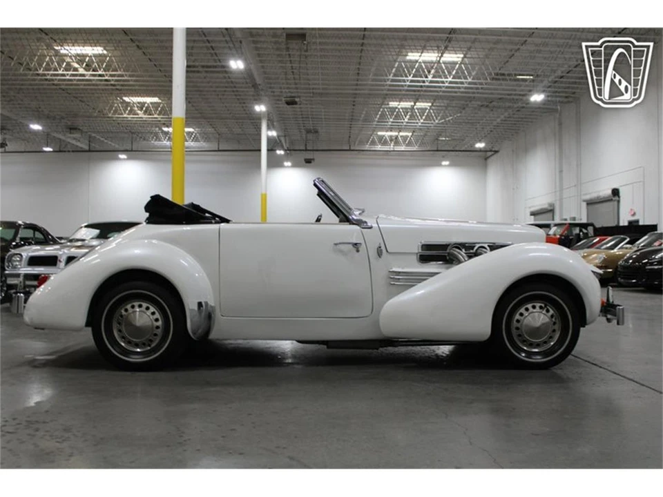 1967 Cord 810 & 812 - Image 27 of 31