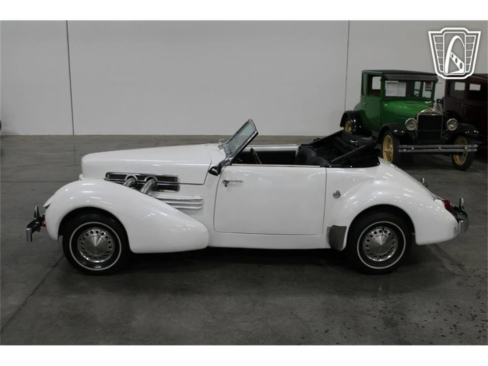 1967 Cord 810 & 812 - Image 7 of 31