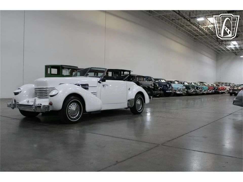 1967 Cord 810 & 812 - Image 3 of 31