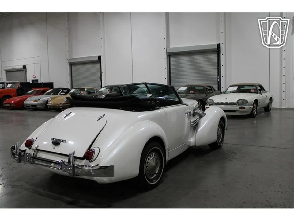 1967 Cord 810 & 812 - Image 18 of 31