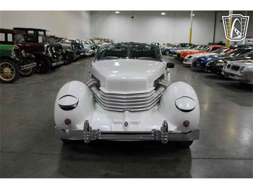 1967 Cord 810 & 812 - Image 13 of 31