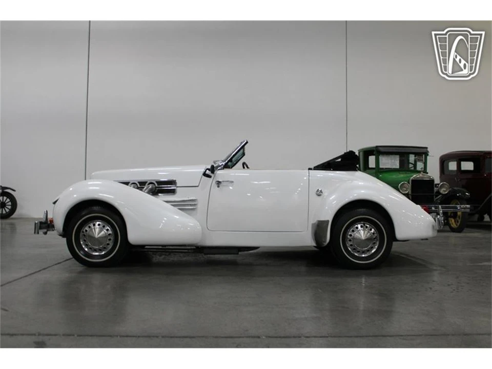 1967 Cord 810 & 812 - Image 23 of 31