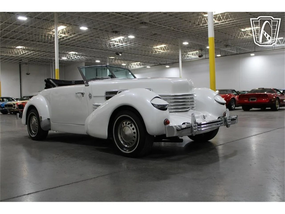 1967 Cord 810 & 812 - Image 28 of 31