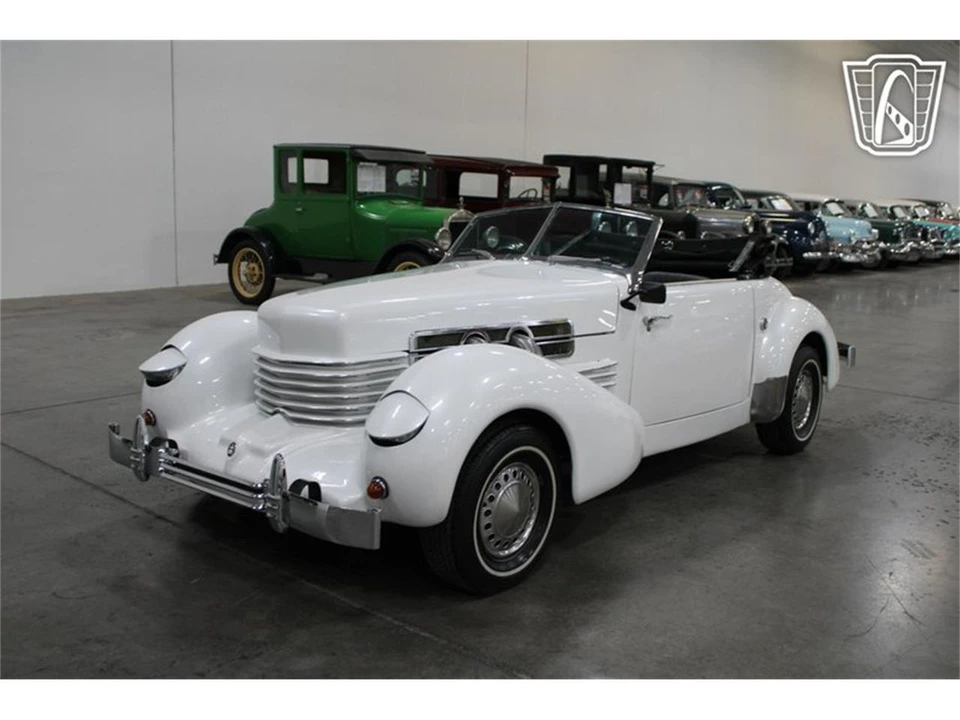 1967 Cord 810 & 812 - Image 14 of 31