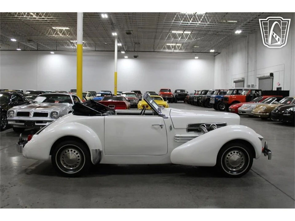 1967 Cord 810 & 812 - Image 19 of 31